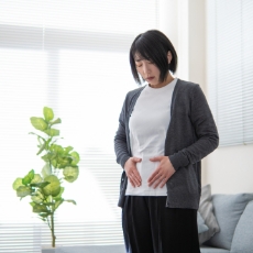 腹部膨満感